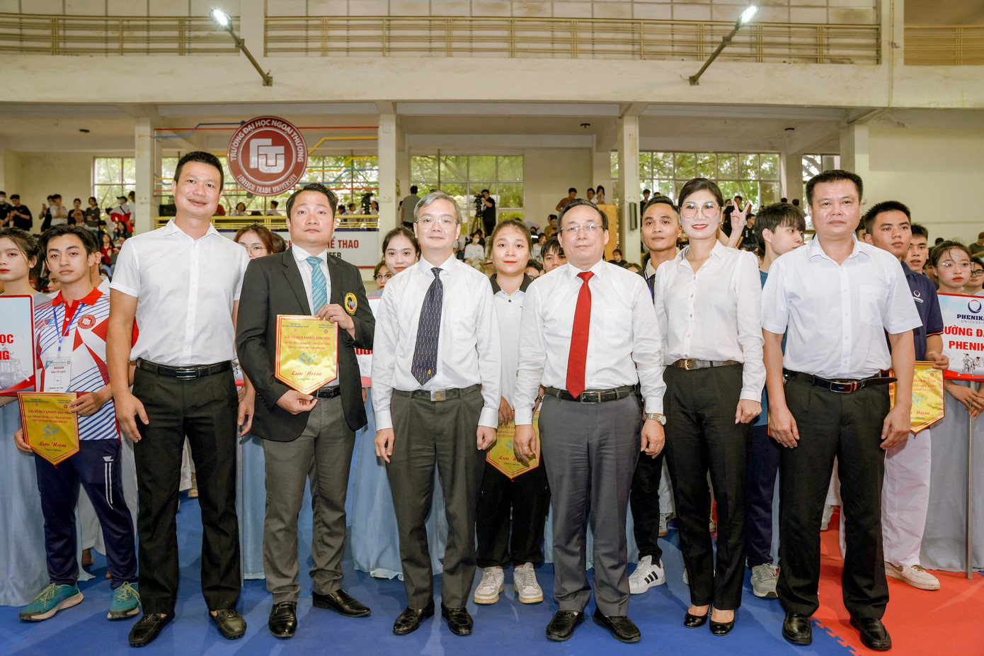 Các đại biểu tham dự Lễ khai mạc.