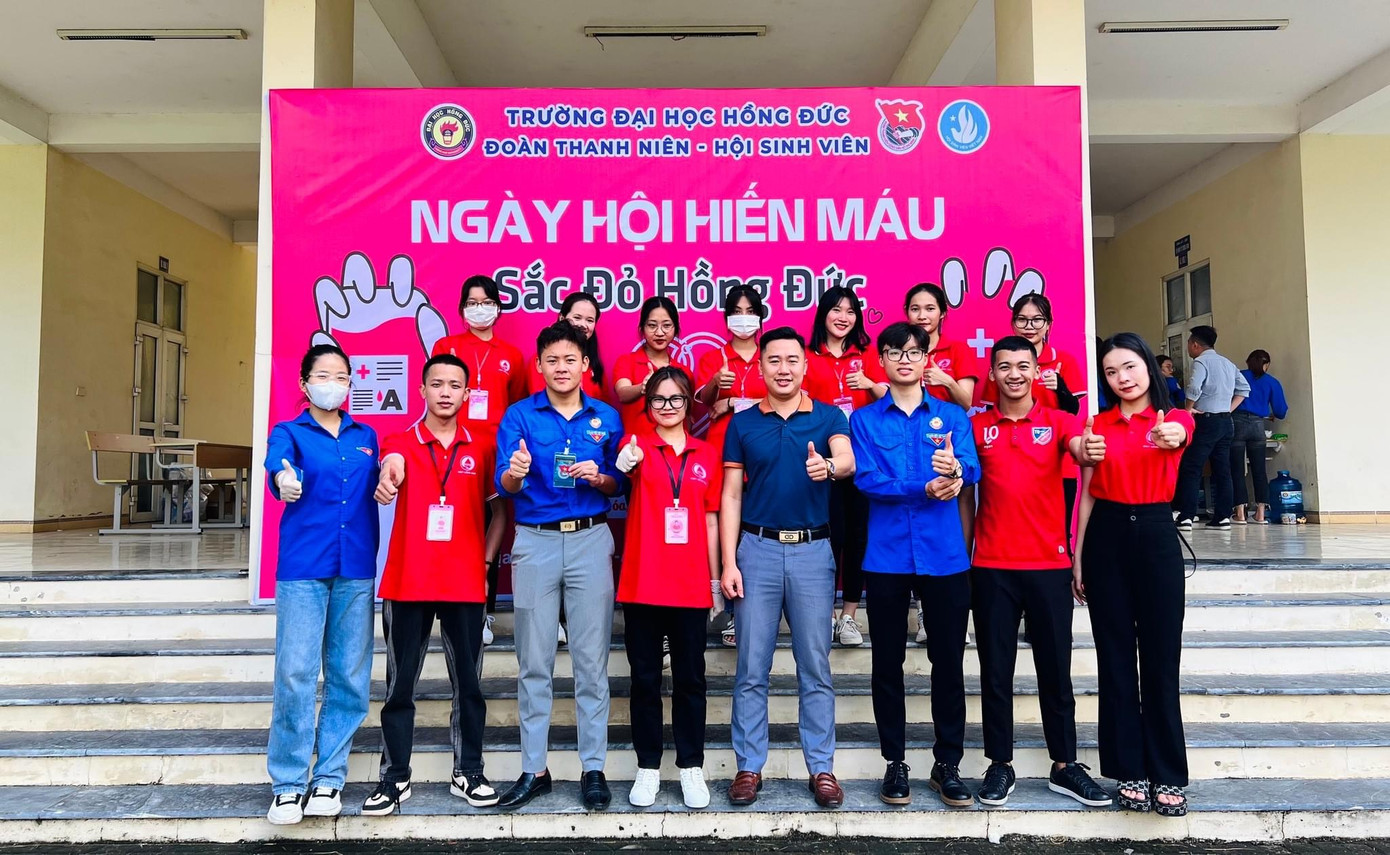 Phát cũng tham gia hỗ trợ Ngày hội hiến máu.