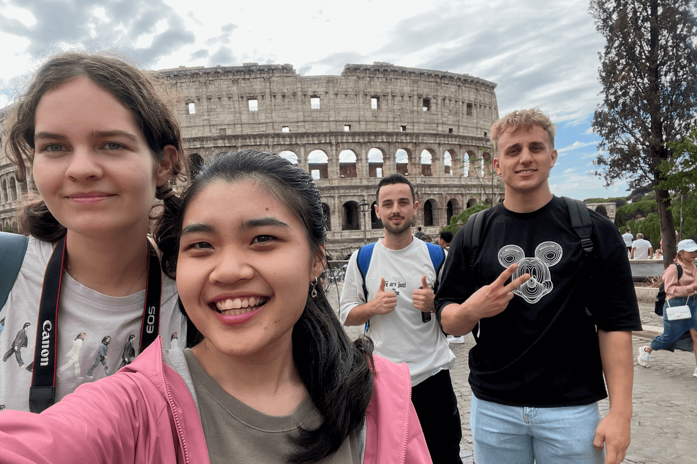 Ngân Hà cùng bạn học tại thủ đô Roma của Ý. Ngân Hà cùng bạn học tại thủ đô Roma của Ý.