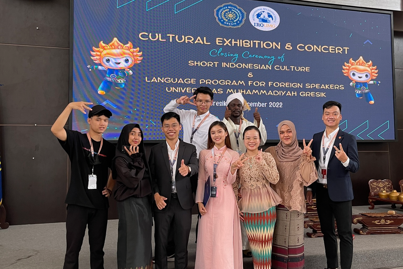 Khánh Vi (hàng dưới, thứ 3 từ phải qua) và bạn bè quốc tế trong chuyến đi Gresik. Khánh Vi (hàng dưới, thứ 3 từ phải qua) và bạn bè quốc tế trong chuyến đi Gresik.