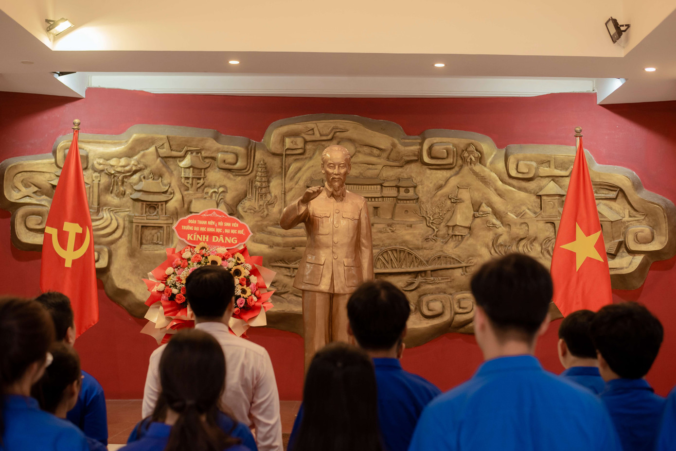 Dâng hương tưởng niệm ở Bảo tàng Hồ Chí Minh.