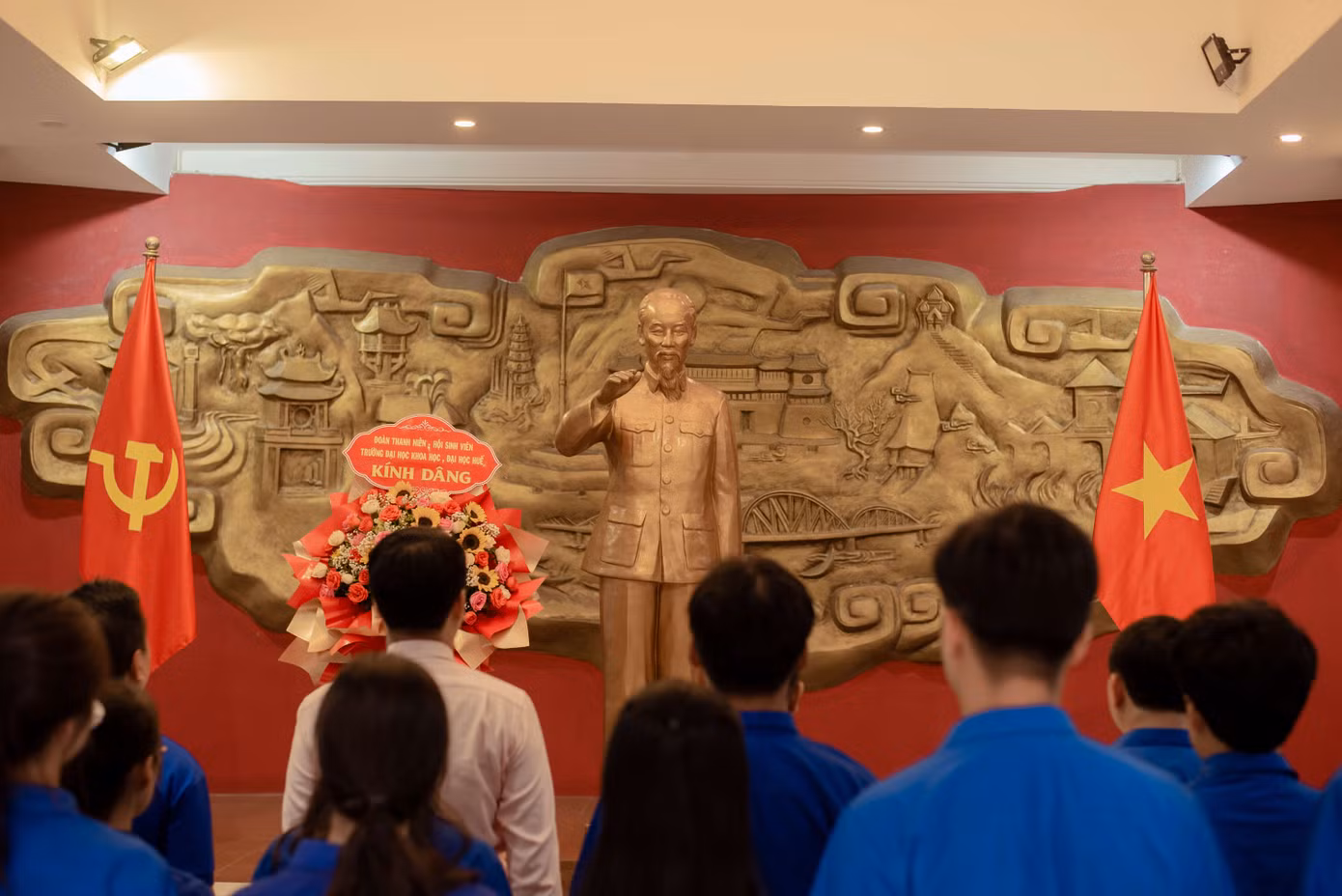 Dâng hương tưởng niệm ở Bảo tàng Hồ Chí Minh.