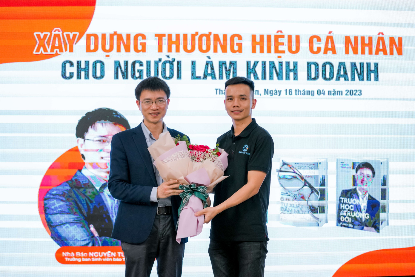 Anh Đào Xuân Hòa – Giám đốc ONT Việt Nam tặng hoa cảm ơn tác giả, nhà báo Nguyễn Tuấn Anh.