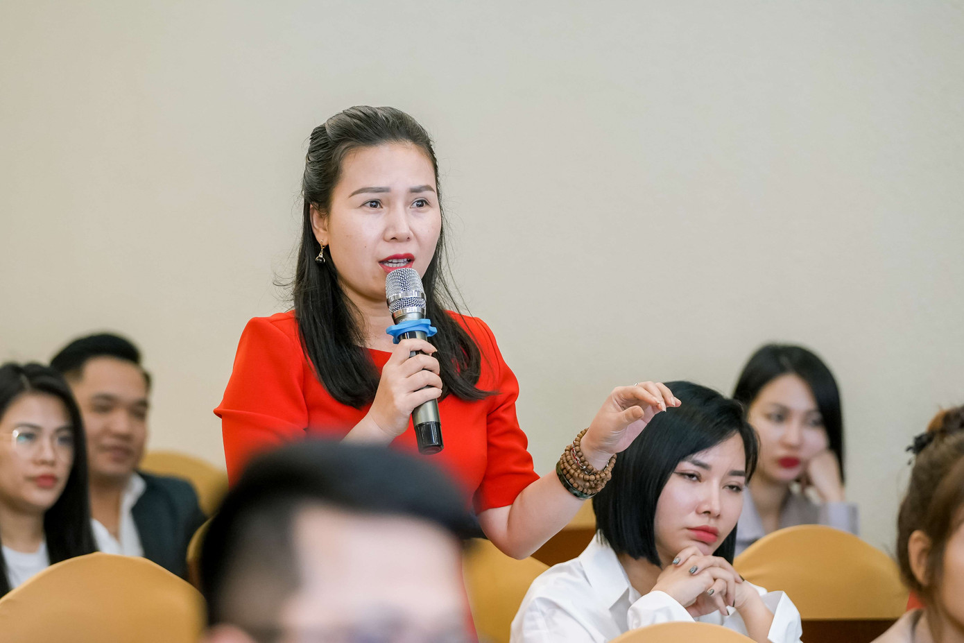 Nhiều khán giả trực tiếp đặt câu hỏi cho tác giả nhà báo Nguyễn Tuấn Anh.