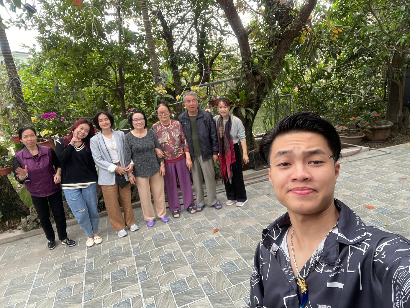 Hà chụp ảnh cùng gia đình. Hà chụp ảnh cùng gia đình.