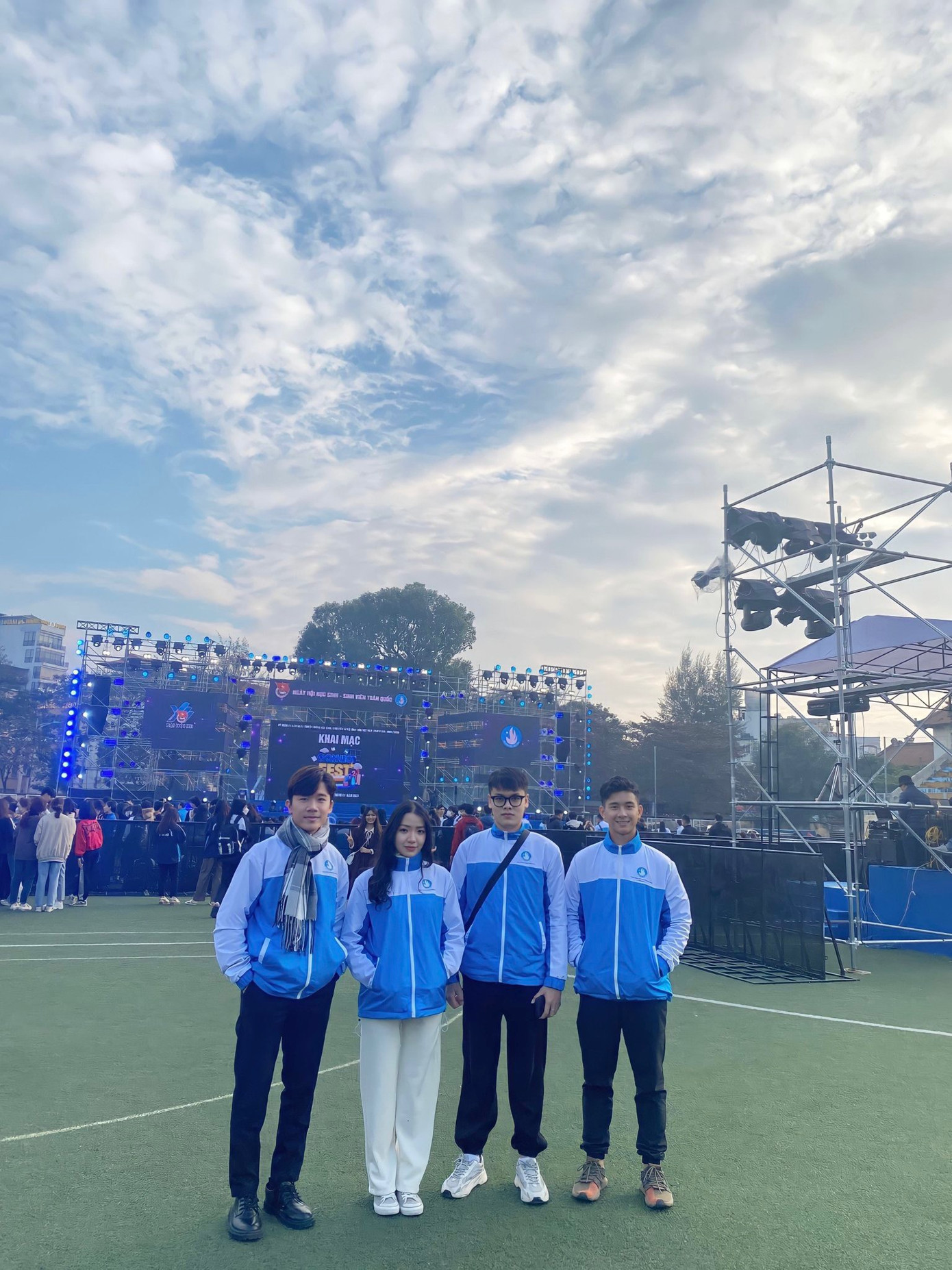 Quang Thành (thứ hai từ phải sang) cùng các bạn sinh viên tiêu biểu trong ngày nhận Giải thưởng Sao Tháng Giêng 2022. Quang Thành (thứ hai từ phải sang) cùng các bạn sinh viên tiêu biểu trong ngày nhận Giải thưởng Sao Tháng Giêng 2022.