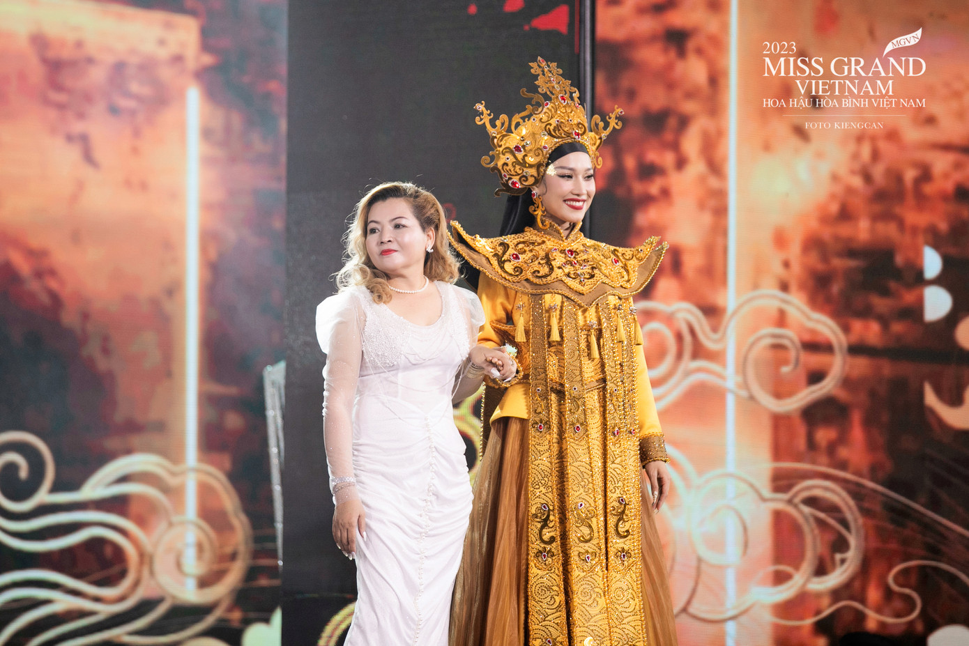 Mẹ của NTK Nguyễn Trung Thành xuất hiện cùng tác phẩm cậu thiết kế.