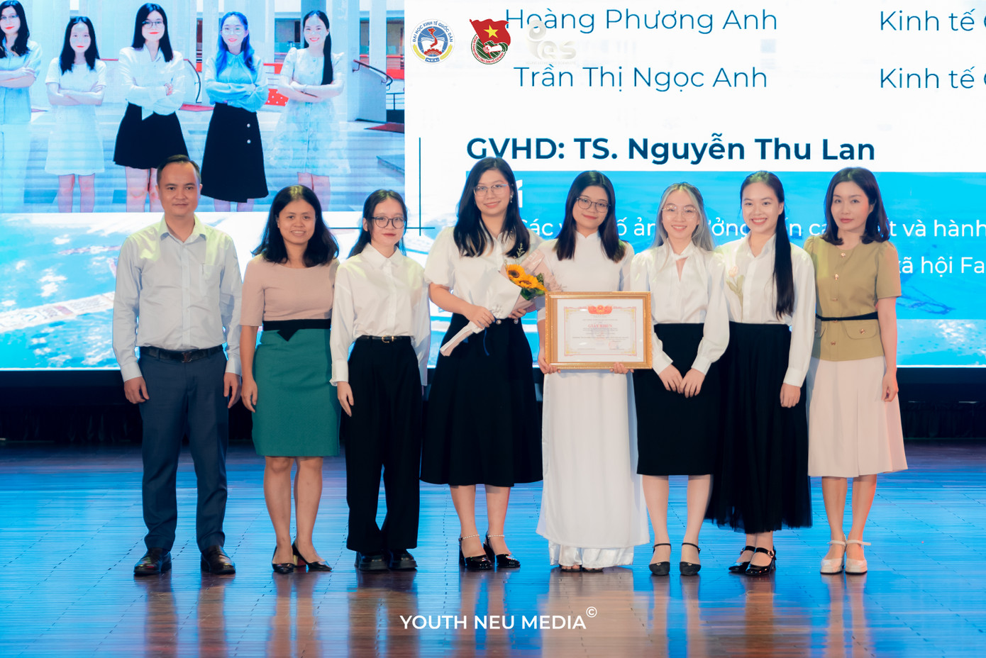 Ngọc Anh (đứng thứ 3 từ phải sang) nhận giải Nhì Nghiên cứu Khoa học.