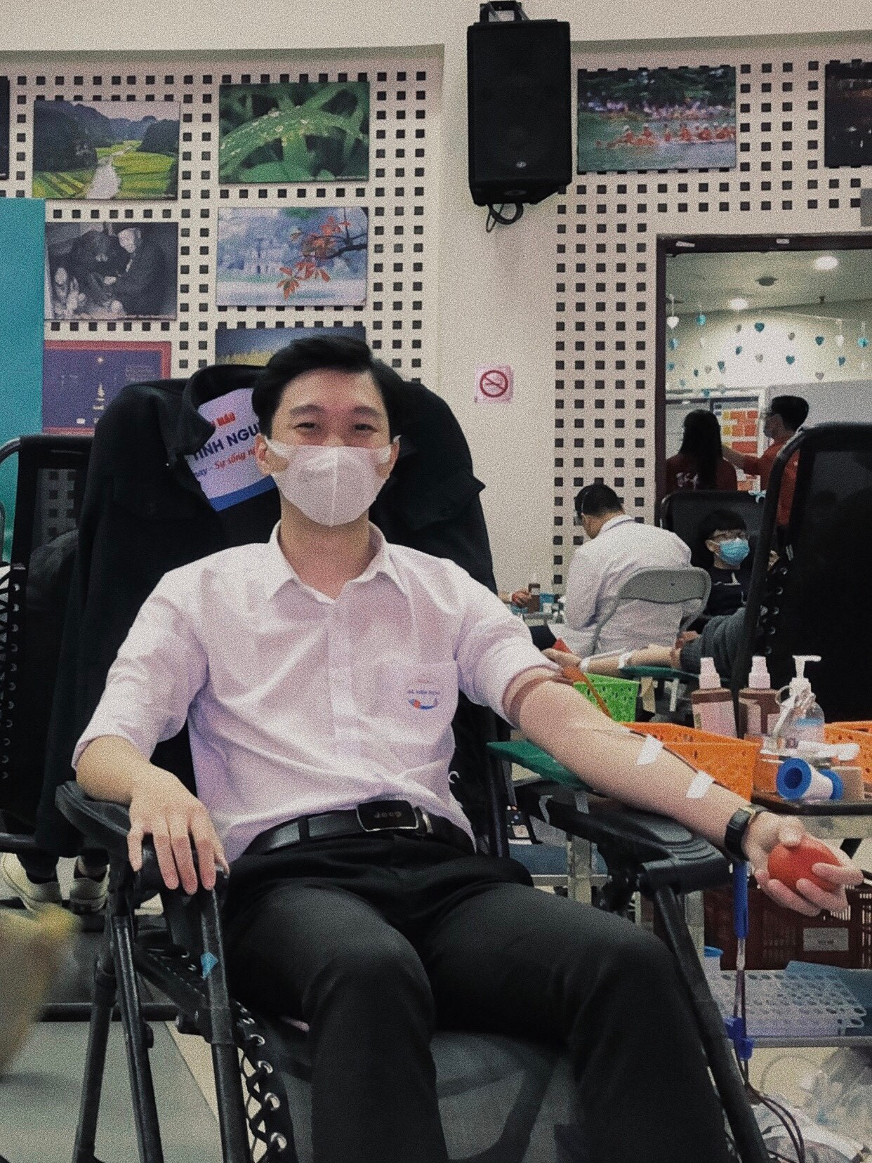 Chàng trai tích cực hiến máu tình nguyện.