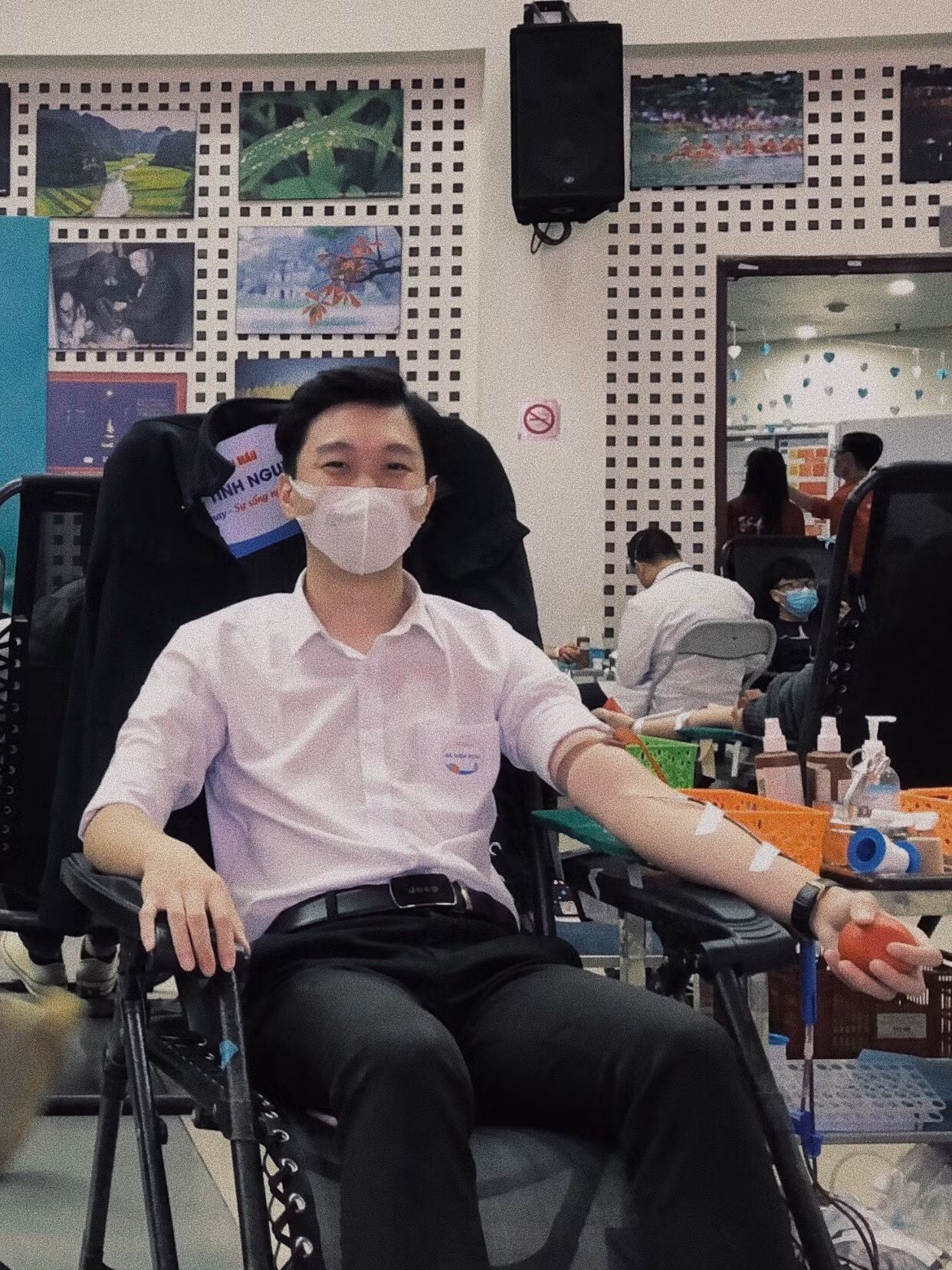 Chàng trai tích cực hiến máu tình nguyện.