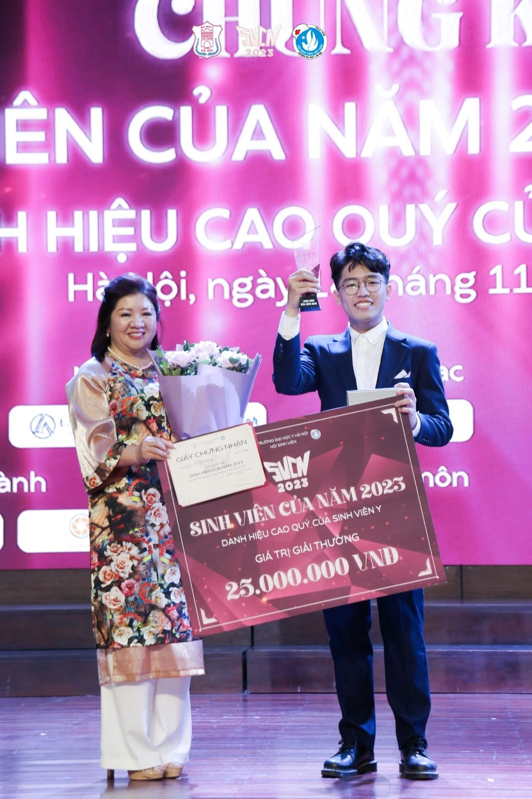 Quán quân “Sinh Viên Của Năm 2023” - thí sinh Lê Chí Quang. Quán quân “Sinh Viên Của Năm 2023” - thí sinh Lê Chí Quang.