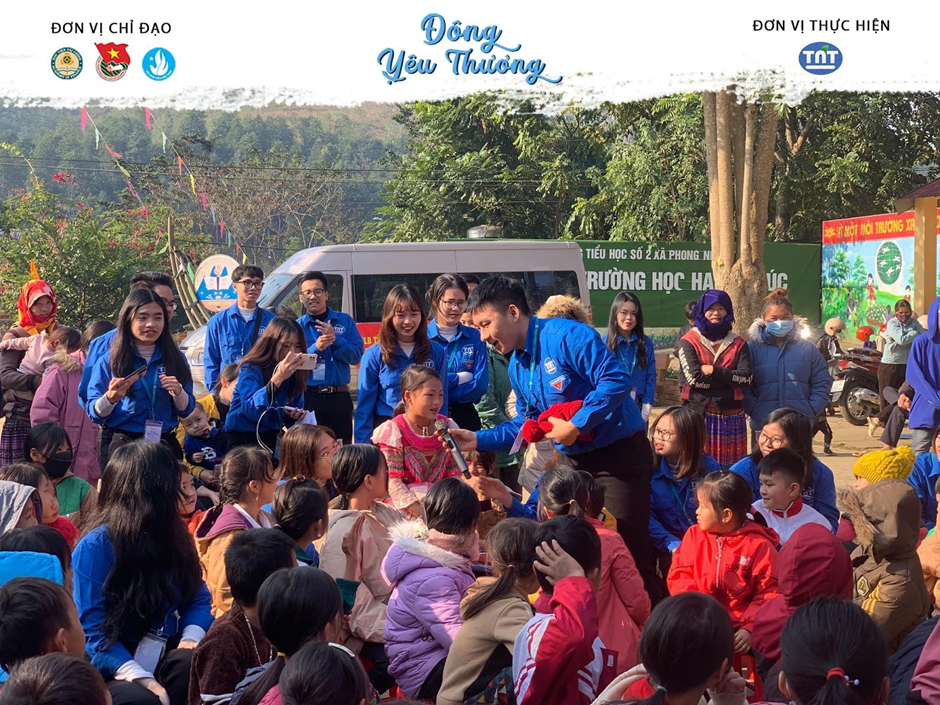 CLB Tình nguyện trẻ giao lưu cùng các em nhỏ tại Lào Cai trong chương trình “Đông yêu thương”. CLB Tình nguyện trẻ giao lưu cùng các em nhỏ tại Lào Cai trong chương trình “Đông yêu thương”.