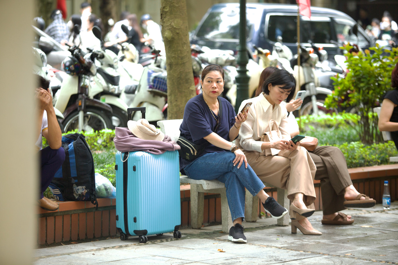 Các bậc phụ huynh không quản đường xa, cùng con lên Hà Nội nhập học. Các bậc phụ huynh không quản đường xa, cùng con lên Hà Nội nhập học.