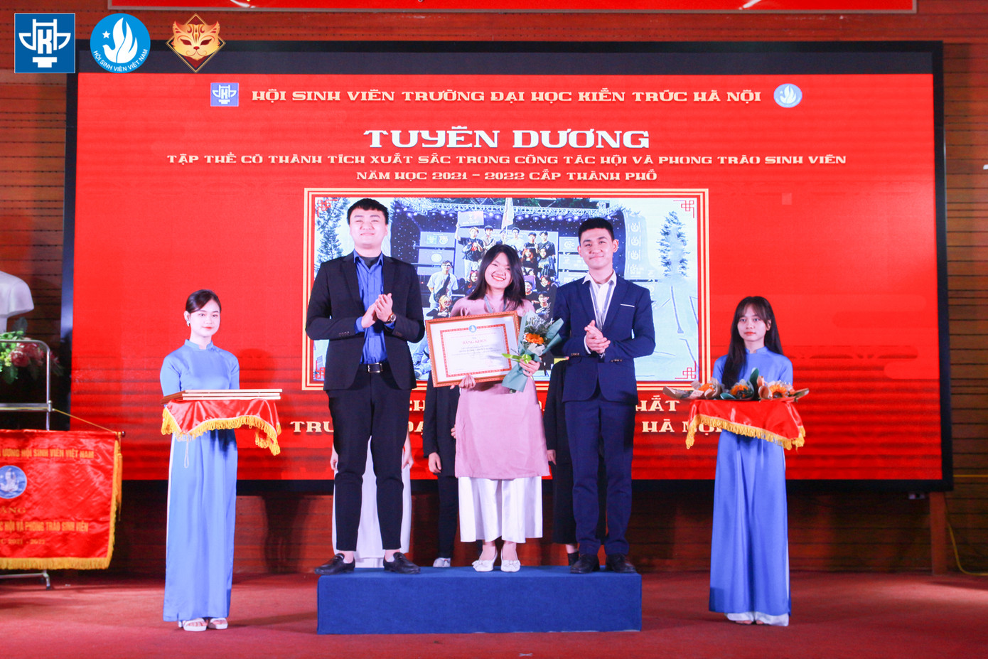 Thùy Liên lên nhận giải tập thể có thành tích xuất sắc trong công tác Hội và phong trào sinh viên cấp thành phố. Thùy Liên lên nhận giải tập thể có thành tích xuất sắc trong công tác Hội và phong trào sinh viên cấp thành phố.