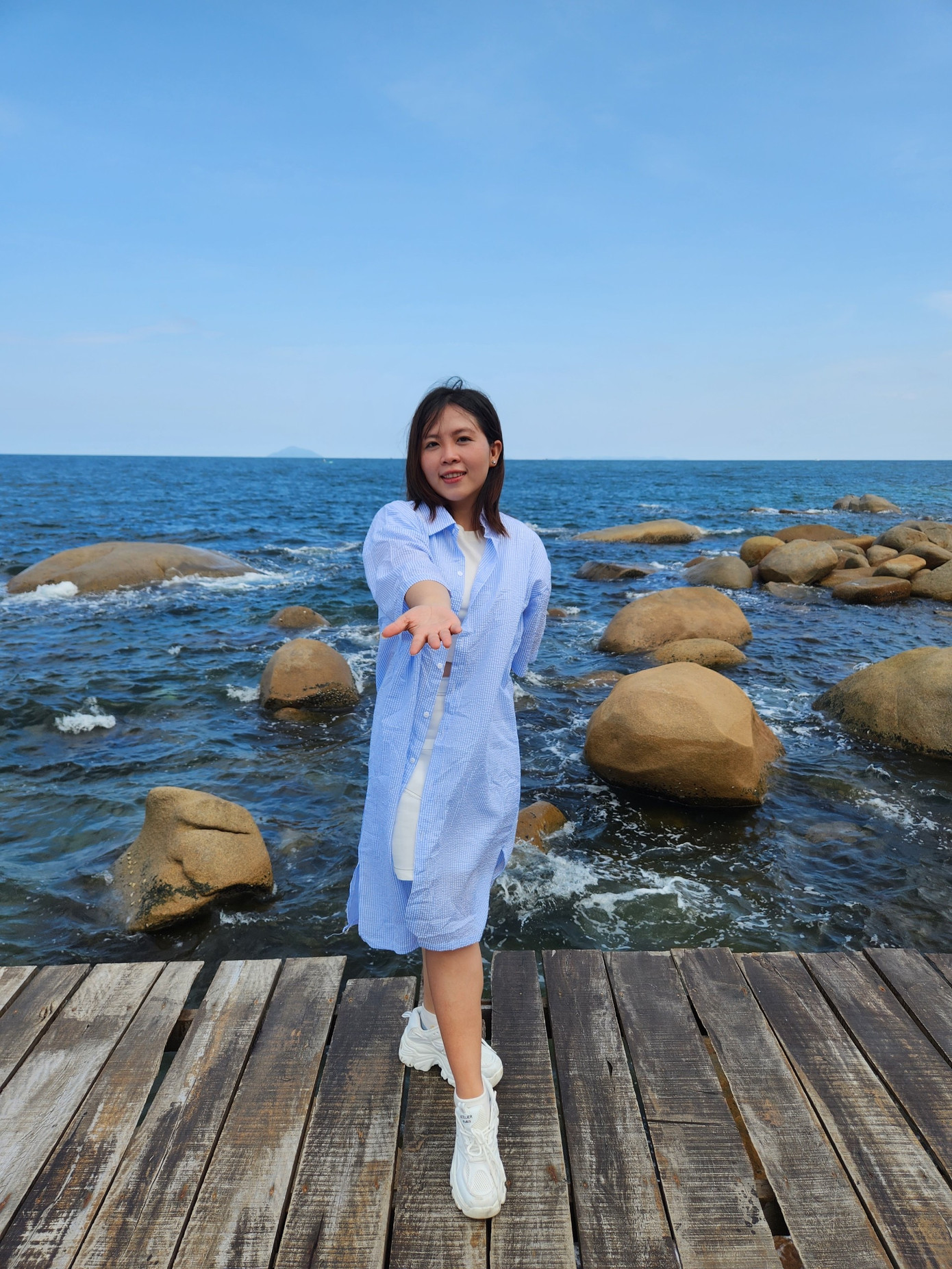 Tương lai xa, Loan dự định sẽ quay về giúp quê hương phát triển được thế mạnh du lịch. Tương lai xa, Loan dự định sẽ quay về giúp quê hương phát triển được thế mạnh du lịch.