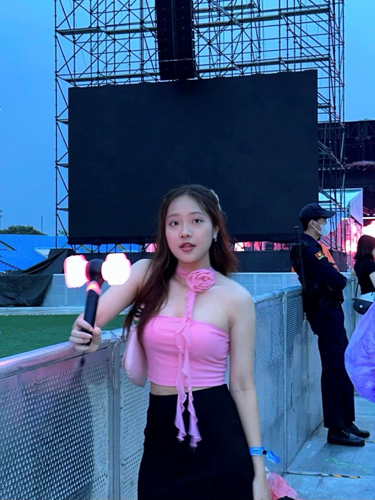 Hương Ly diện trang phục “đen hồng” tại concert BlackPink. (Ảnh NVCC)