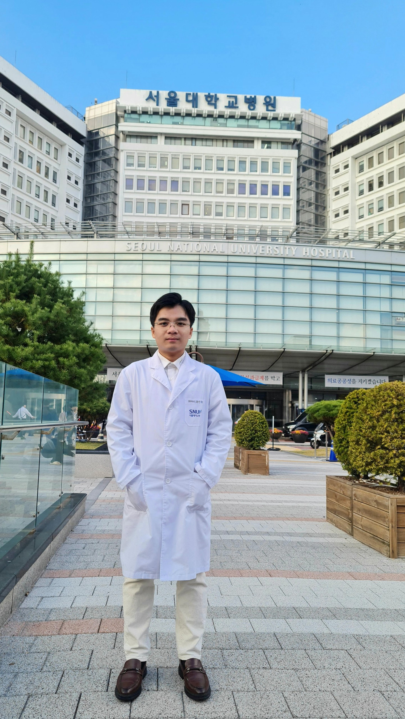 Trần Vương Thế Vinh (29 tuổi) sinh ra tại Tây Ninh đang theo học chương trình Tiến sĩ chuyên ngành Phẫu thuật tạo hình tại Đại học Quốc gia Seoul (Hàn Quốc).