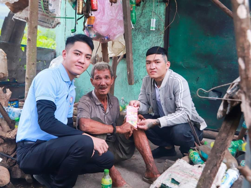 Lít cùng Câu lạc bộ Vòng tay Nhân ái Nghĩa Hành lì xì Tết cho chú Rớt bị bệnh tâm thần, sống một mình tại Nghĩa Hành – Quảng Ngãi.