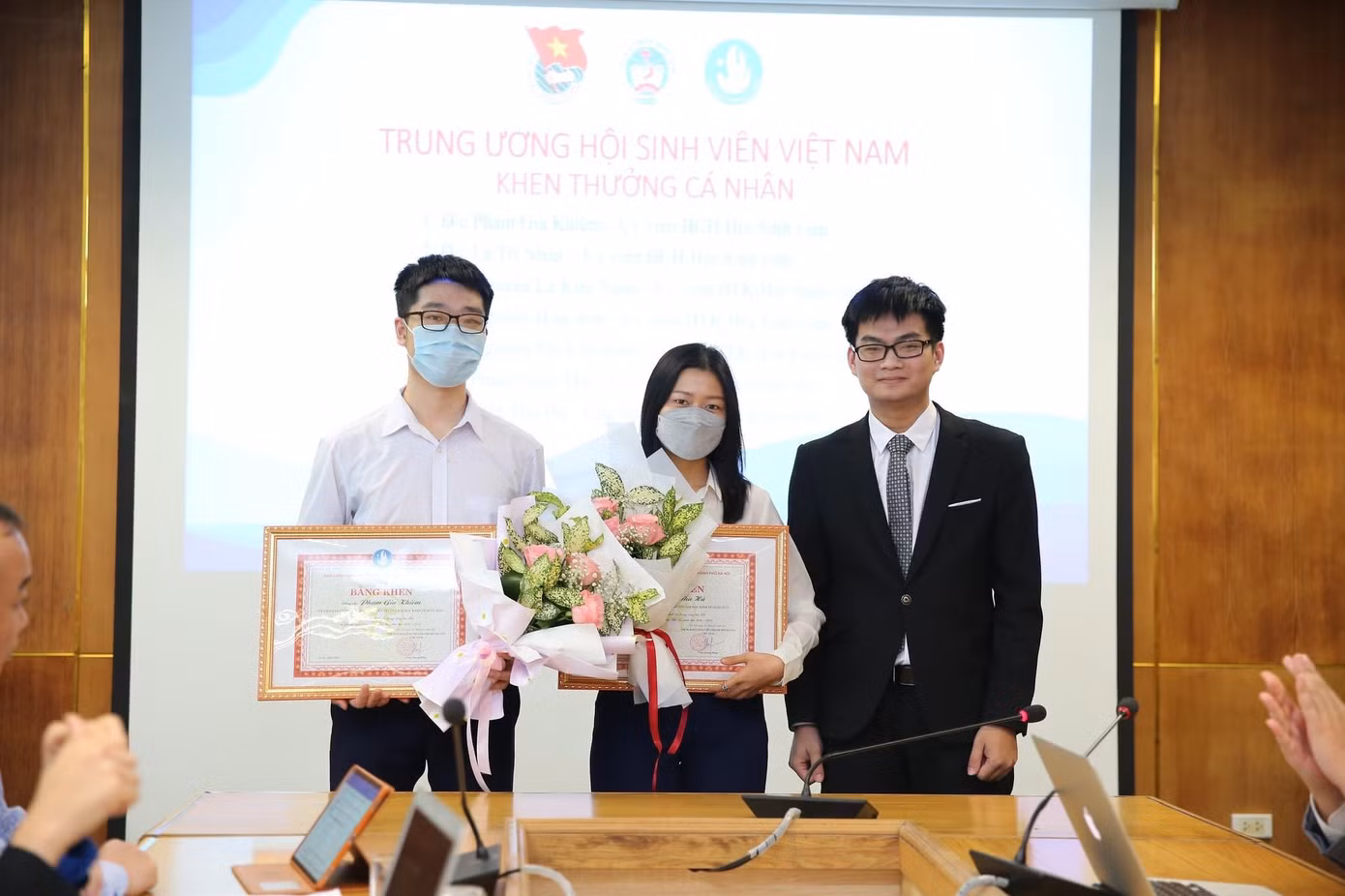 Nhận bằng khen của Hội Sinh viên Việt Nam Thành phố Hà Nội vì có thành tích xuất sắc trong công tác Hội và phong trào Sinh viên năm học.