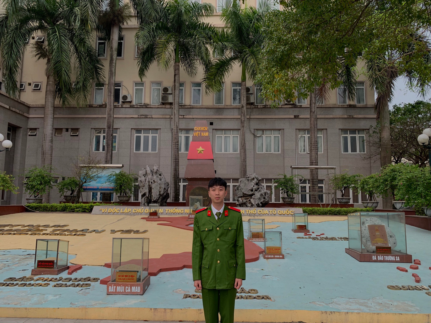 Trung Dũng tốt nghiệp ngành Luật - trường Đại học Nội vụ Hà Nội, hiện đang học văn bằng 2 tại Học viện Cảnh sát Nhân dân.