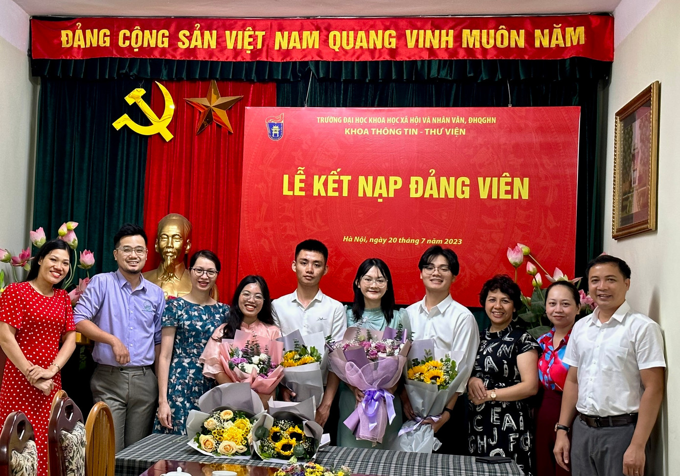 Nữ sinh trong buổi lễ kết nạp vào Đảng Cộng sản Việt Nam.