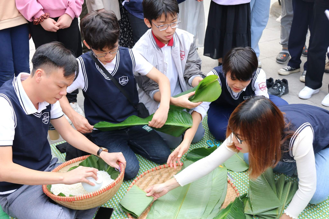 Học sinh trường THCS Ngoại ngữ thích thú khi được các thầy, cô hướng dẫn gói bánh chưng. Học sinh trường THCS Ngoại ngữ thích thú khi được các thầy, cô hướng dẫn gói bánh chưng.