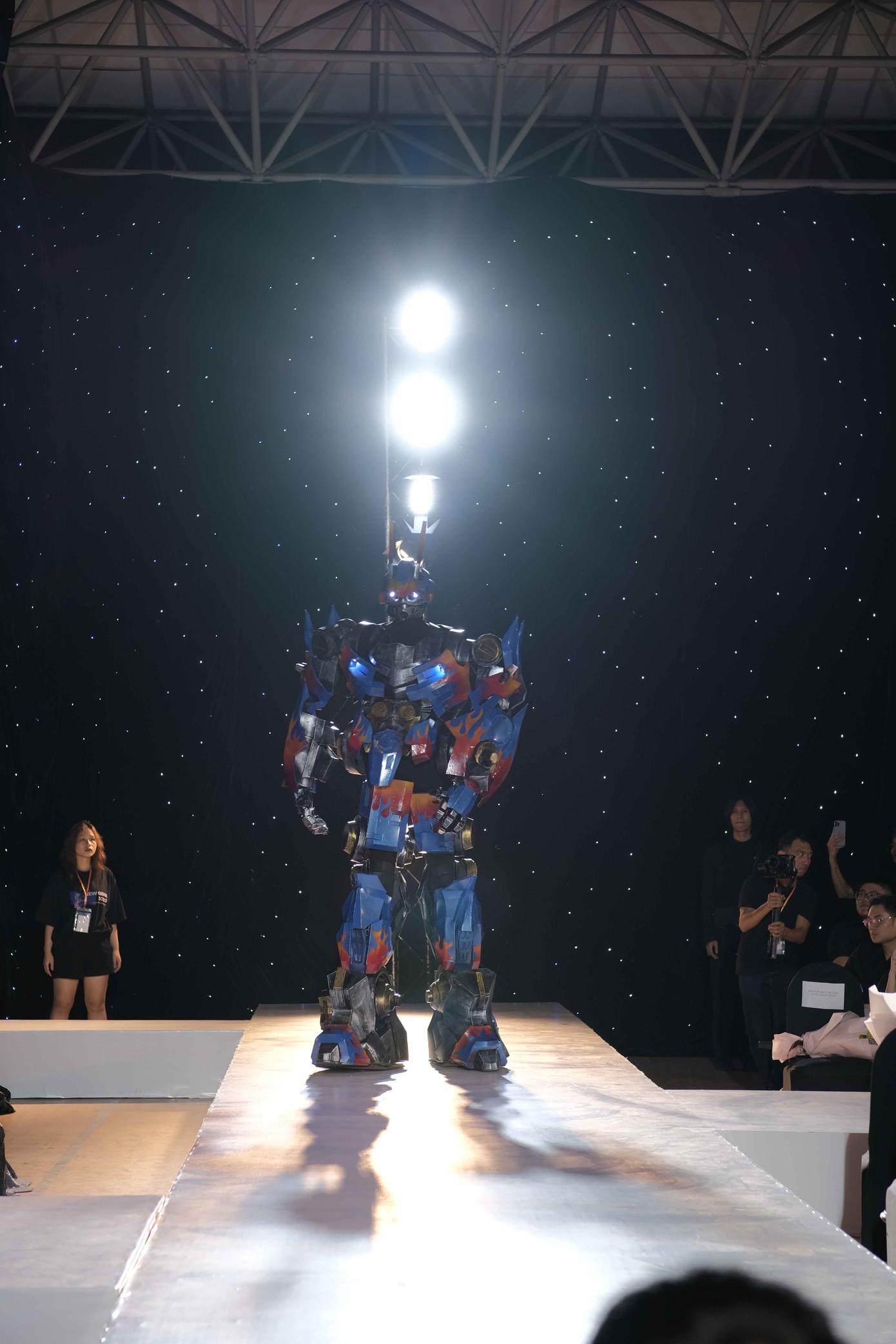 Robot Bumblebee cao 3m mở màn show diễn khiến khán giả thích thú. Robot Bumblebee cao 3m mở màn show diễn khiến khán giả thích thú.