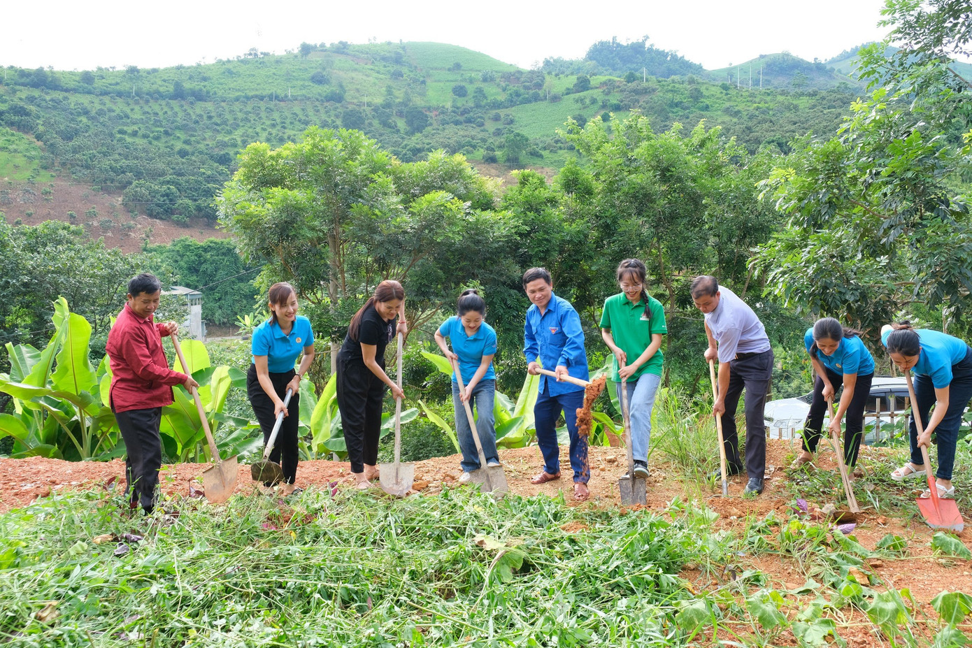 Phương Lan cùng các cô giáo, đại diện chính quyền địa phương, Đoàn Thanh niên xã, phụ huynh các em học sinh làm lễ khởi công công trình “Trường đẹp cho em” trong chương trình “ Hoa nắng Ban Mai”.