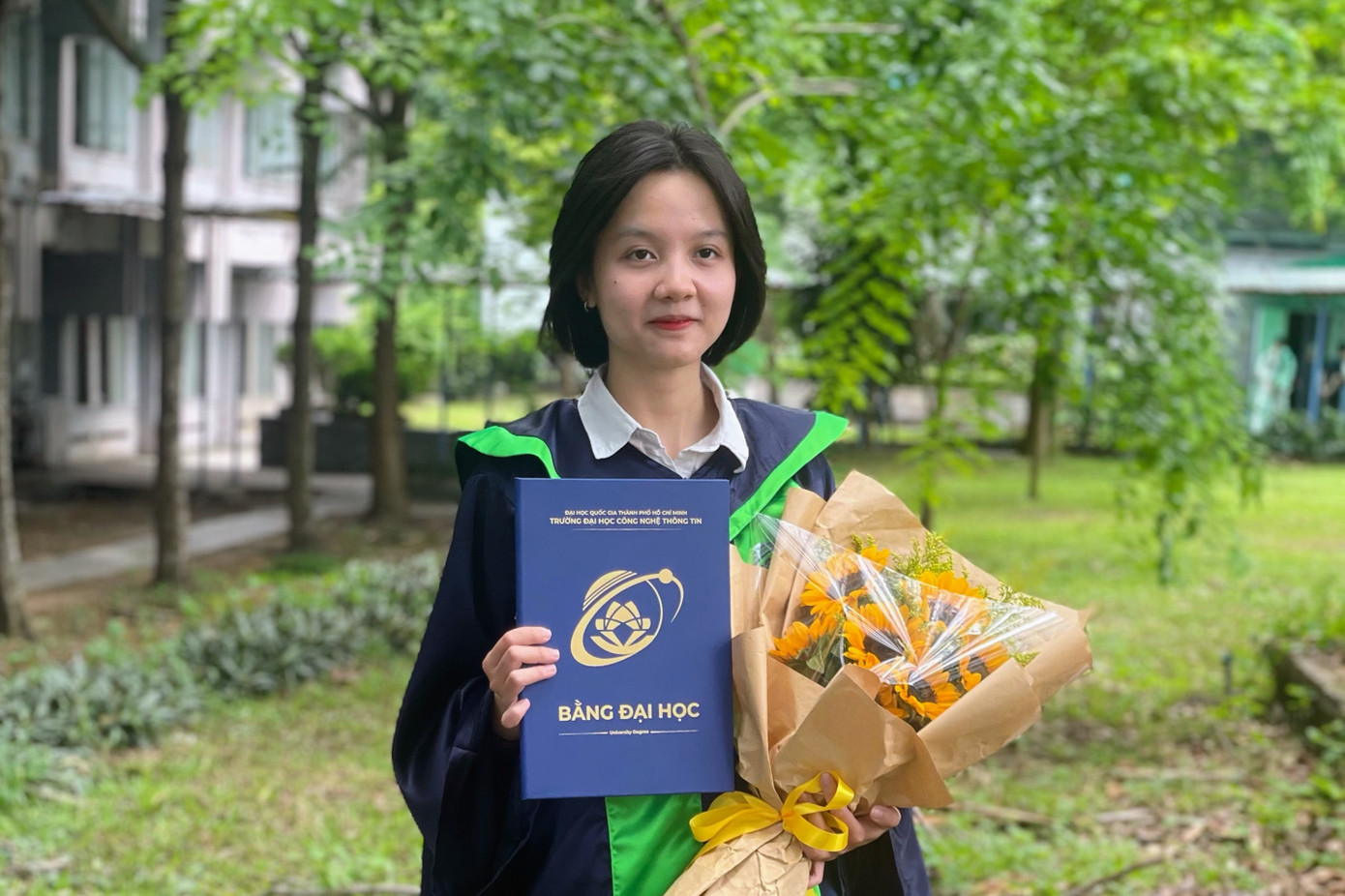 Tân cử nhân Khoa học máy tính Nguyễn Thị Minh Phương. Tân cử nhân Khoa học máy tính Nguyễn Thị Minh Phương.