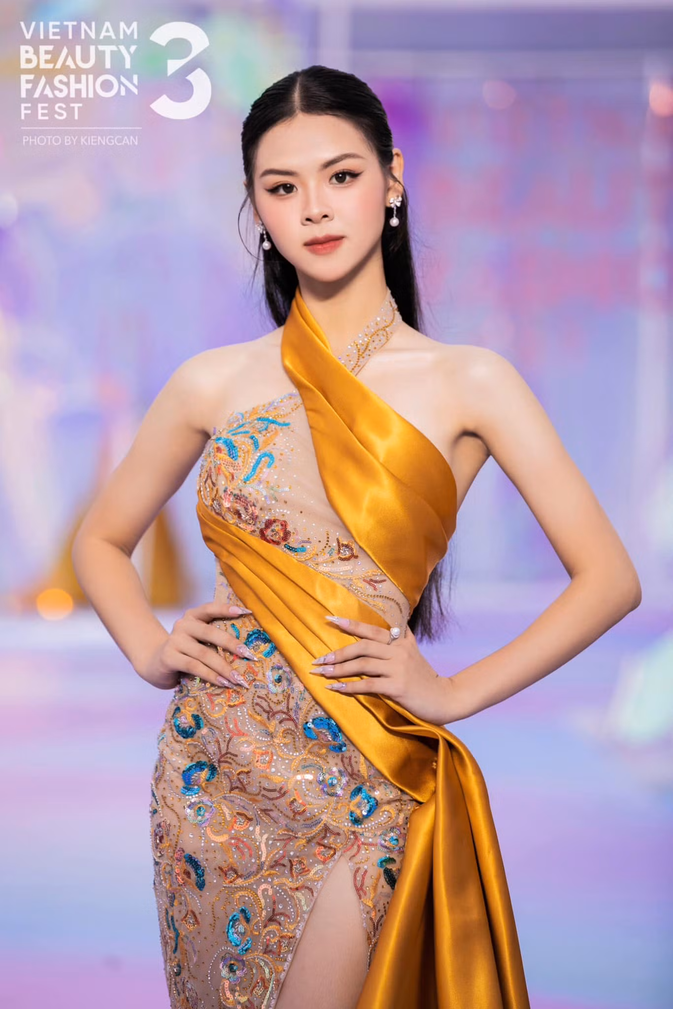 Cô gái tham gia đấu trường nhan sắc.