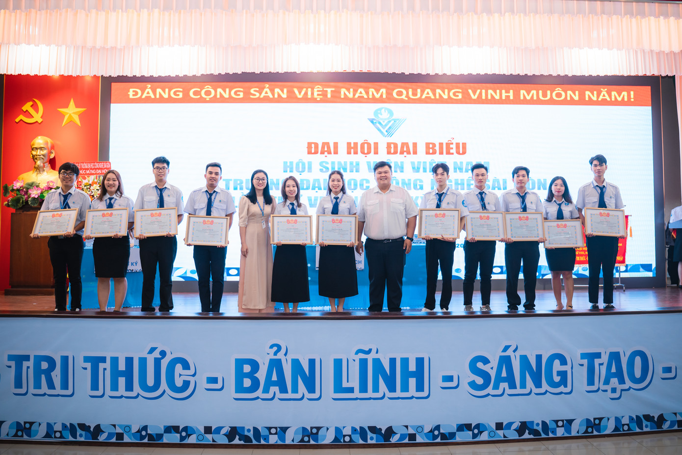 Nữ sinh đạt được nhiều thành tích trong học tập và rèn luyện.
