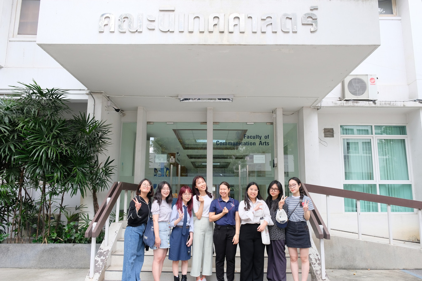 Hiện tại cô bạn đang là sinh viên trao đổi tại Chulalongkorn, Thái Lan. Hiện tại cô bạn đang là sinh viên trao đổi tại Chulalongkorn, Thái Lan.