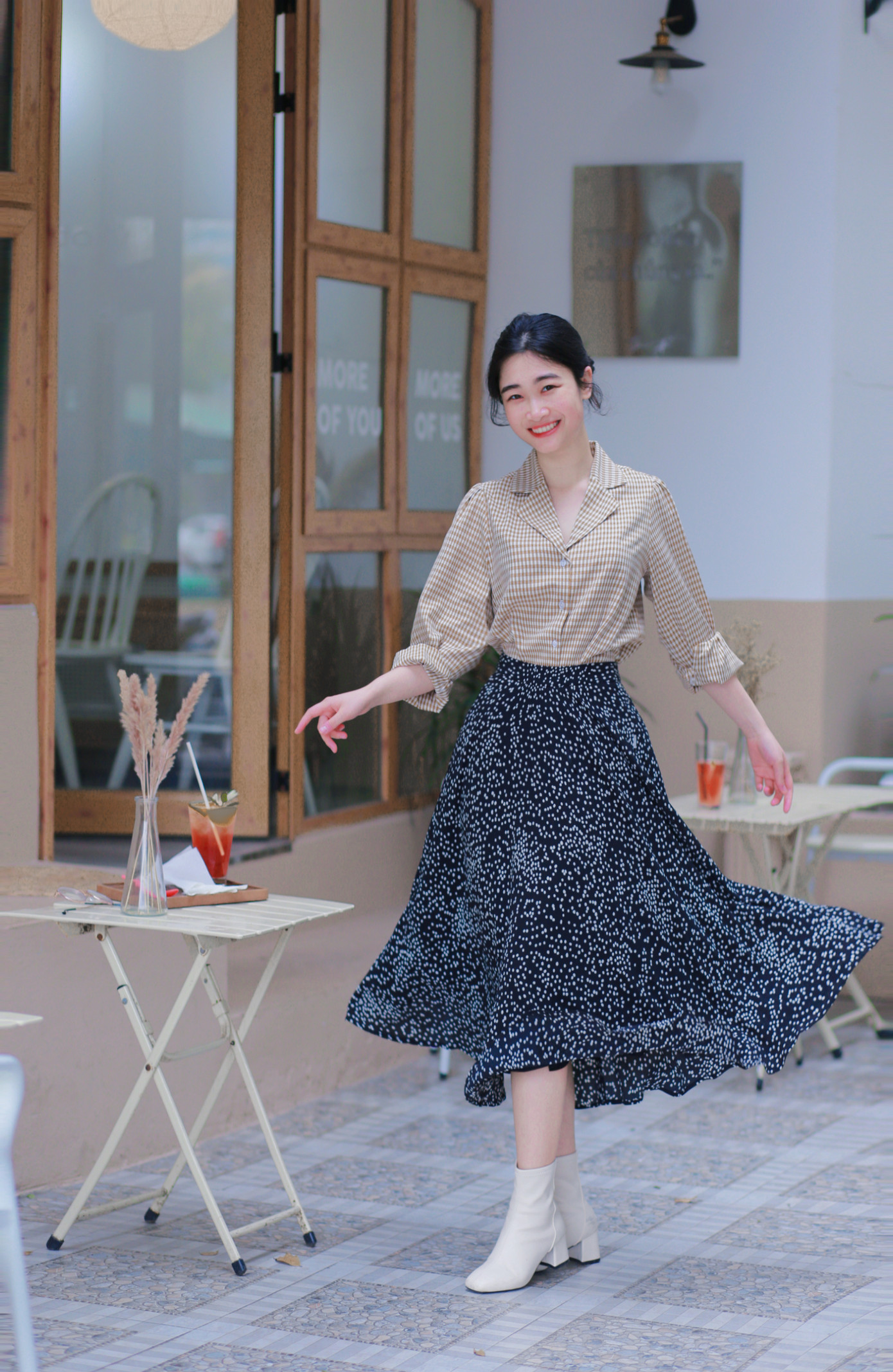 Phạm Thu Huế - nữ sinh vừa tốt nghiệp trường Đại học Kinh tế Quốc dân với tấm bằng loại Giỏi. Phạm Thu Huế - nữ sinh vừa tốt nghiệp trường Đại học Kinh tế Quốc dân với tấm bằng loại Giỏi.