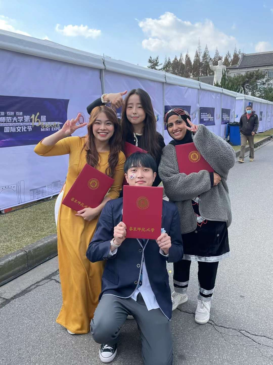 Thủy Ngân (áo dài màu vàng) nhận học bổng sinh viên quốc tế xuất sắc cùng các bạn nước khác. Thủy Ngân (áo dài màu vàng) nhận học bổng sinh viên quốc tế xuất sắc cùng các bạn nước khác.