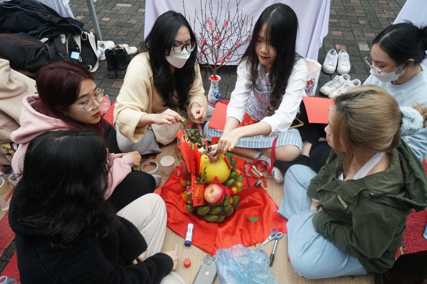 Các bạn sinh viên Trường ĐH Ngoại thương tham gia thi Cắm hoa Tết và Trưng bày mâm ngũ quả.