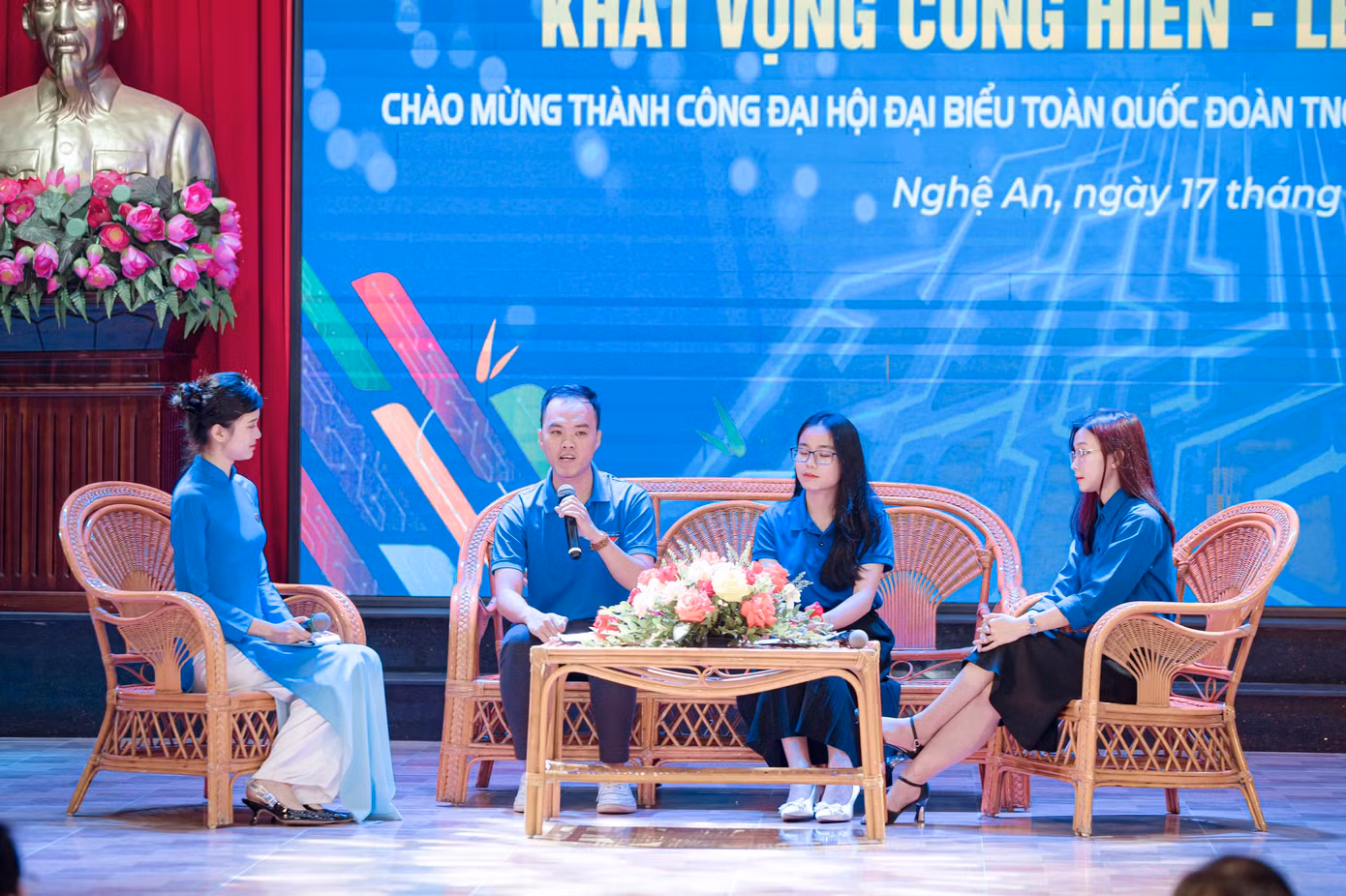 Trần Phương lan toả thêm tinh thần khởi nghiệp đến các bạn sinh viên bằng cách tham gia các buổi chia sẻ kinh nghiệm của bản thân trong các cuộc thi khởi nghiệp, đồng hành cùng các bạn trong quá trình lập dự án và xây dựng mô hình kinh doanh. Trần Phương lan toả thêm tinh thần khởi nghiệp đến các bạn sinh viên bằng cách tham gia các buổi chia sẻ kinh nghiệm của bản thân trong các cuộc thi khởi nghiệp, đồng hành cùng các bạn trong quá trình lập dự án và xây dựng mô hình kinh doanh.