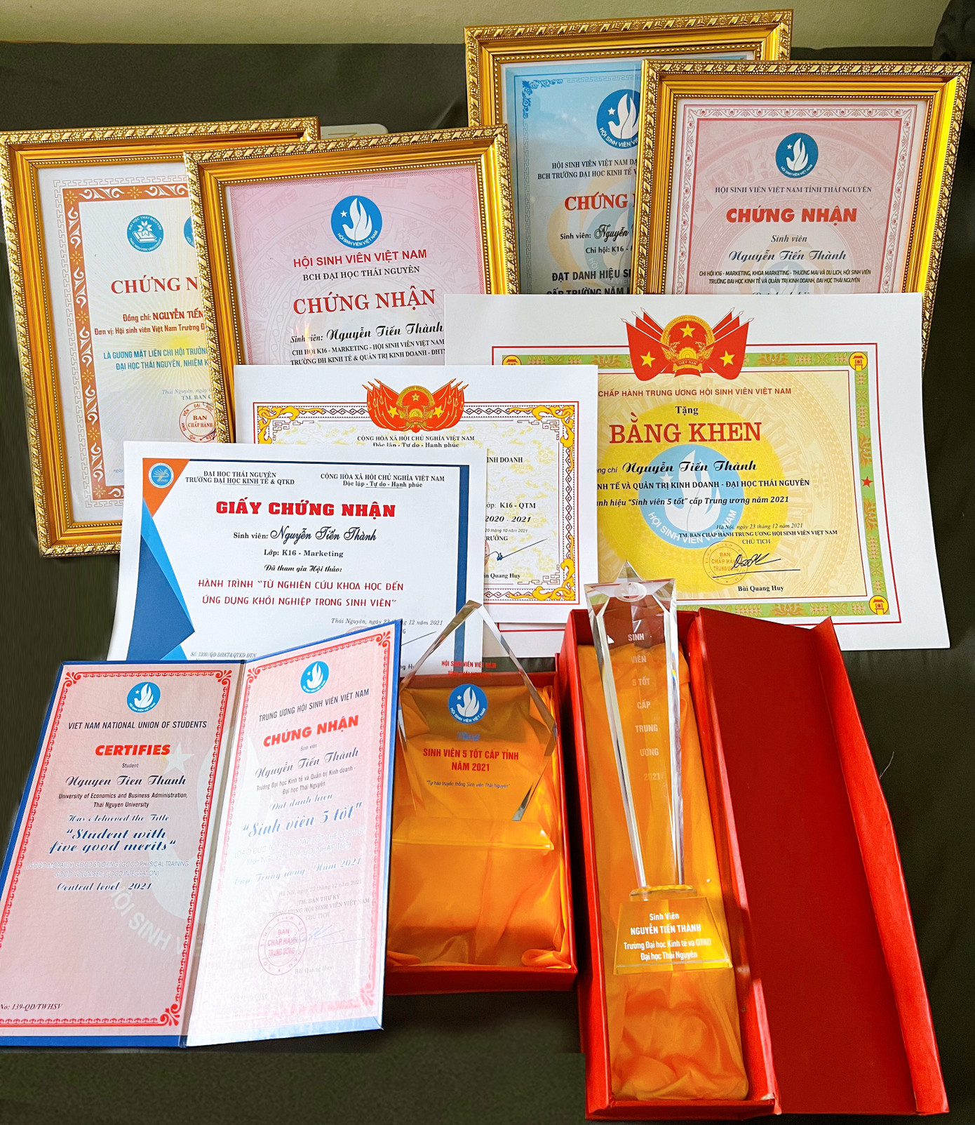 Tiến Thành đạt nhiều bằng khen, biểu trưng, cúp giải thưởng danh giá.