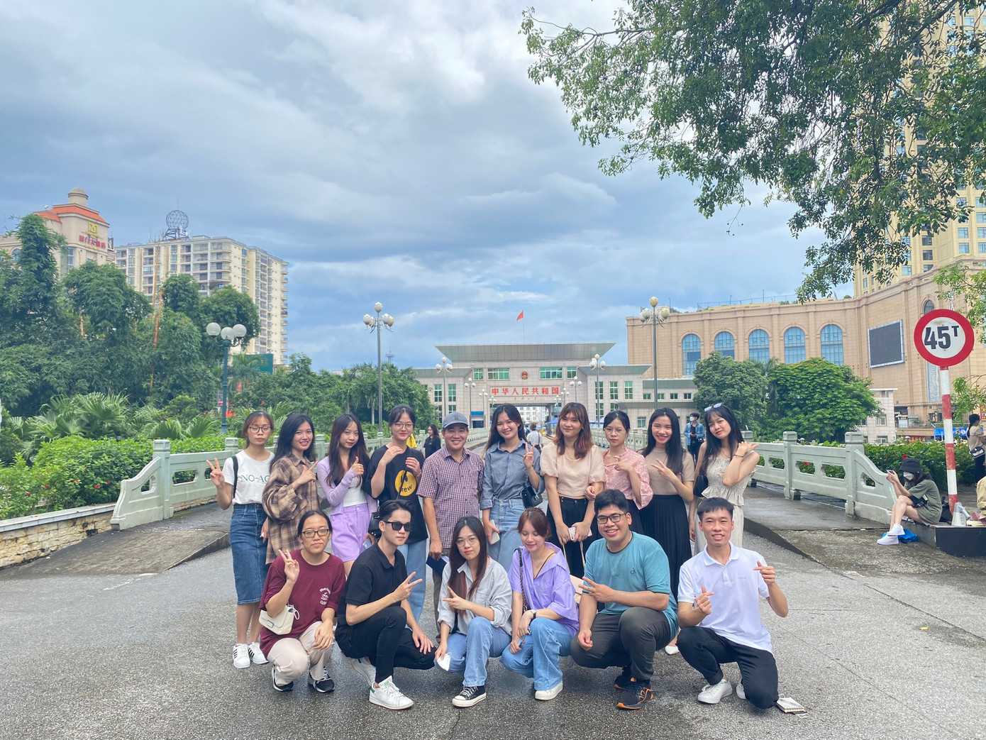 Thạch cùng thầy giáo và các bạn cùng lớp tại cửa khẩu Móng Cái trong chuyến đi thực địa hè 2022.