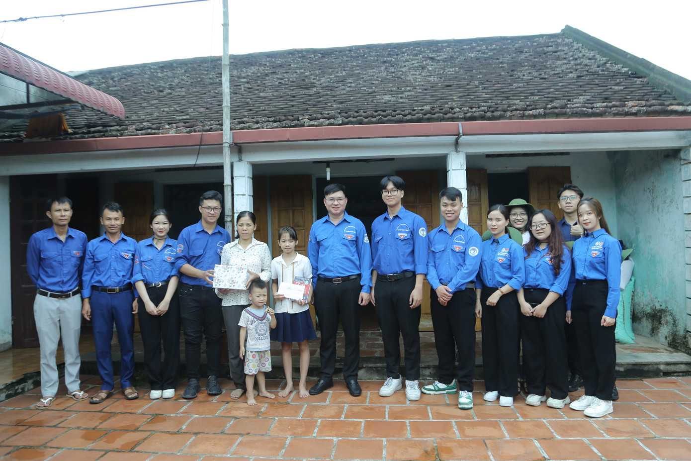 Trí Nhân cùng sinh viên ủng hộ gia đình có hoàn cảnh khó khăn trong chiến dịch thanh niên tình nguyện hè 2023.