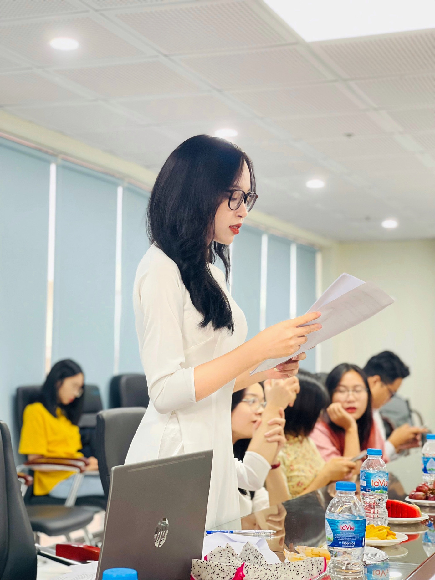 Hoàng Hà đọc tham luận. Hoàng Hà đọc tham luận.