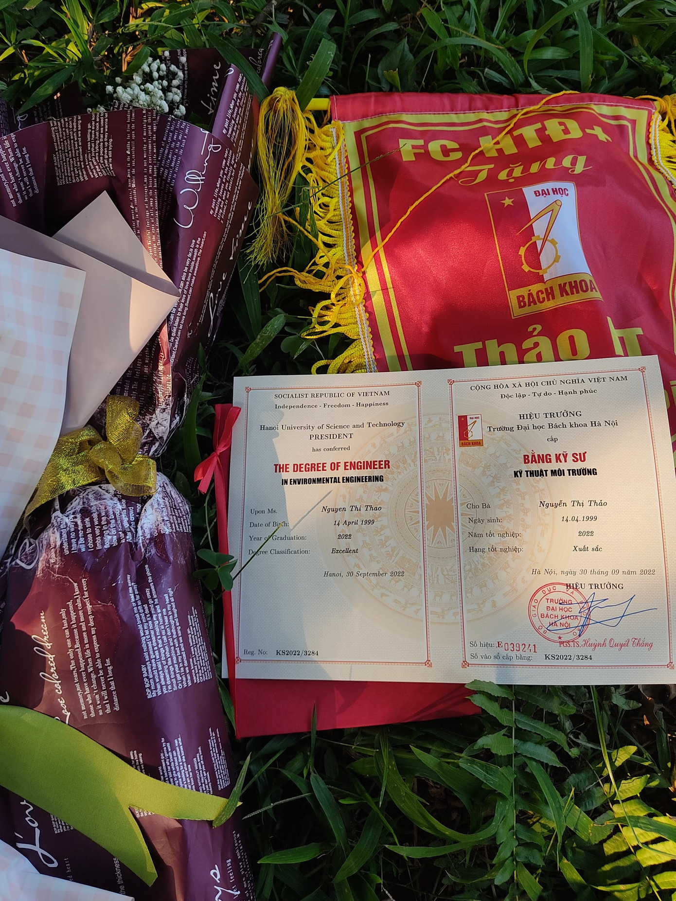 Tấm bằng Kỹ sư loại Xuất sắc là thành quả xứng đáng cho những nỗ lực, cố gắng của cô trong suốt 5 năm học. Tấm bằng Kỹ sư loại Xuất sắc là thành quả xứng đáng cho những nỗ lực, cố gắng của cô trong suốt 5 năm học.