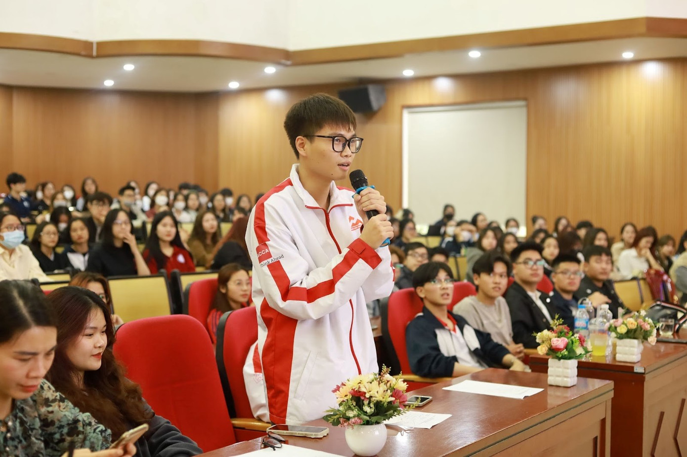 Sinh viên Học viện Tài chính giao lưu cùng các diễn giả. Sinh viên Học viện Tài chính giao lưu cùng các diễn giả.