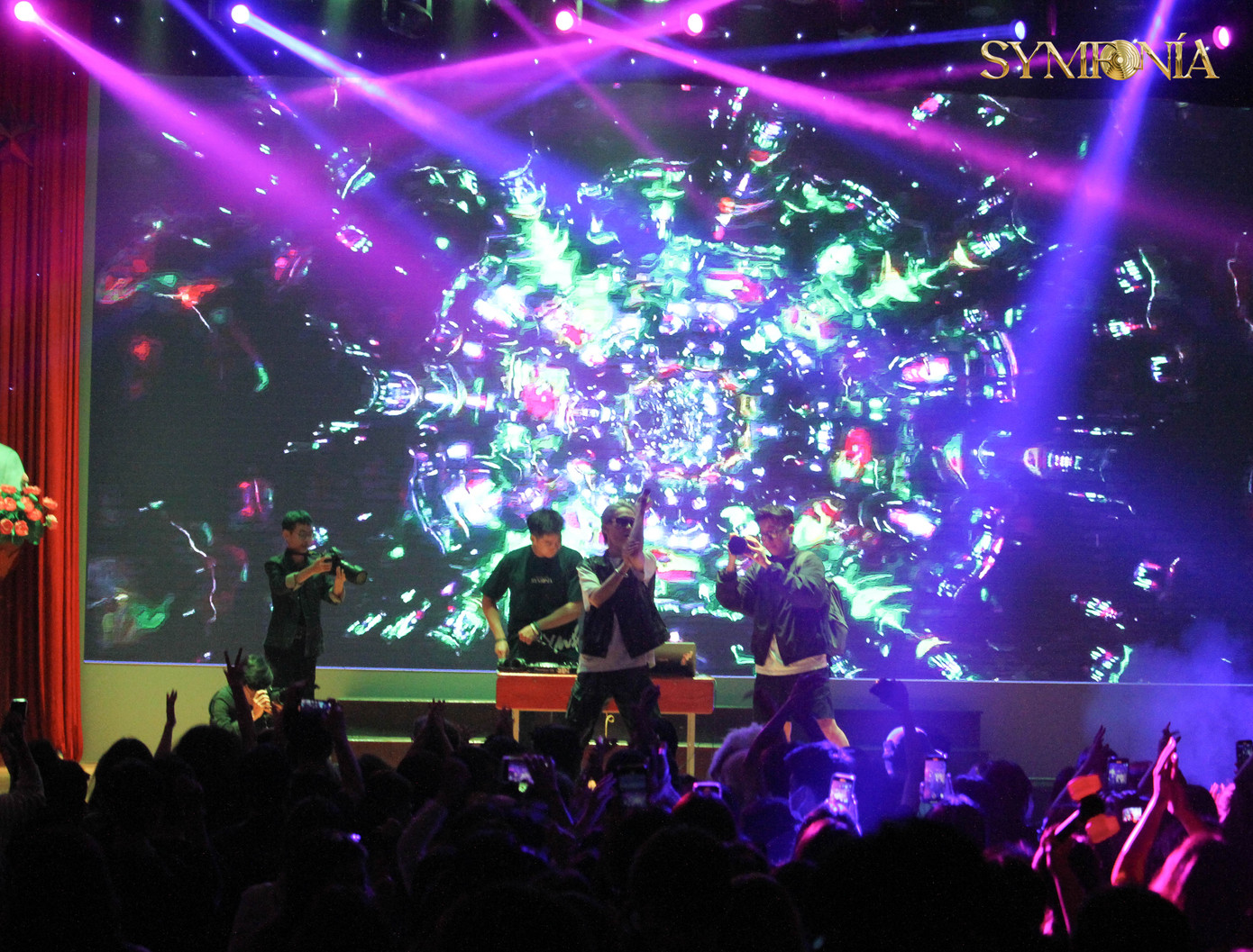 DJ Hoàng Phú và MC Hype NTEE là hai nhân vật kết màn cho đêm hội Halloween 2023: Symfonía. DJ Hoàng Phú và MC Hype NTEE là hai nhân vật kết màn cho đêm hội Halloween 2023: Symfonía.