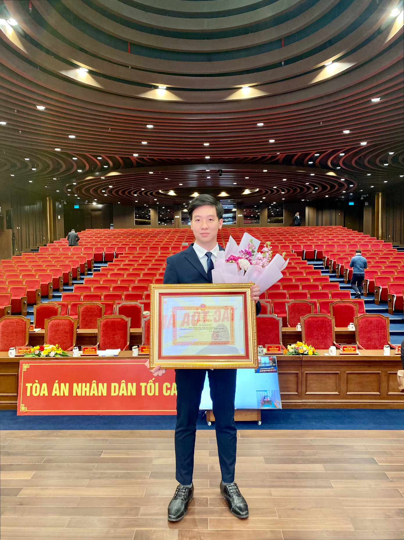 Mạnh Tuấn vinh dự được nhận Bằng khen của Chánh án Tòa án nhân dân tối cao tại Hội nghị triển khai công tác Tòa án năm 2023.