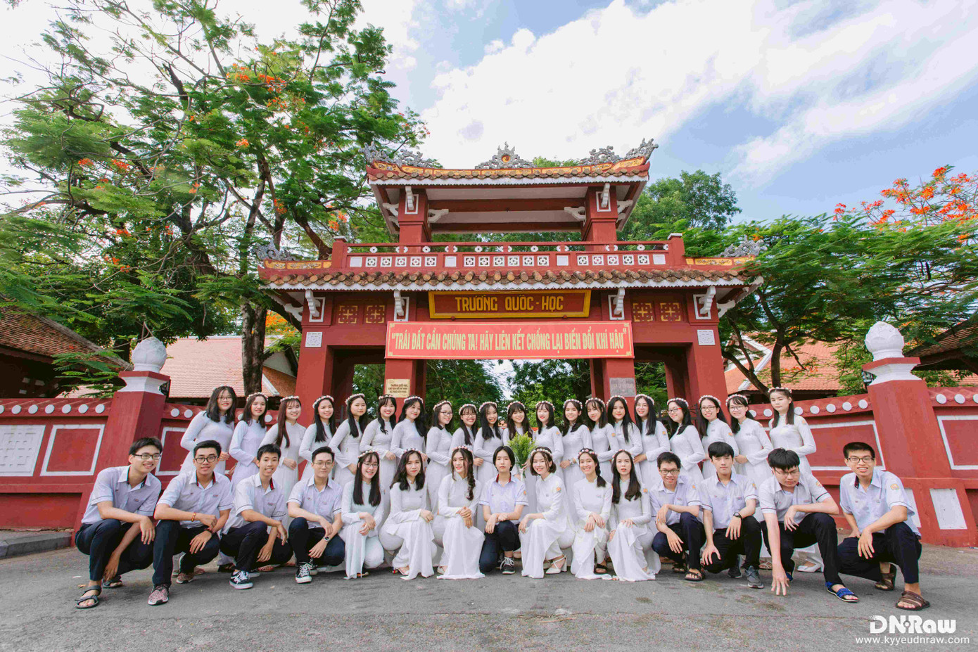 Hà My cùng tập thể lớp chuyên Anh 1 niên khóa 2017-2020. Hà My cùng tập thể lớp chuyên Anh 1 niên khóa 2017-2020.