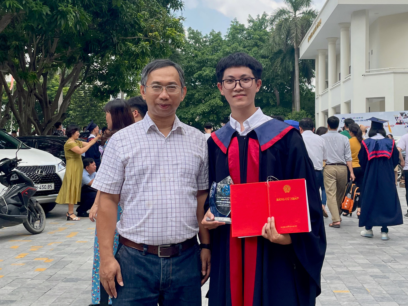 Quang Huy chụp ảnh kỷ niệm tại Lễ tốt nghiệp cùng Tiến sĩ Nguyễn Đại Thọ - Trưởng phòng thí nghiệm An toàn thông tin và cũng là người hướng dẫn chính của cậu. Quang Huy chụp ảnh kỷ niệm tại Lễ tốt nghiệp cùng Tiến sĩ Nguyễn Đại Thọ - Trưởng phòng thí nghiệm An toàn thông tin và cũng là người hướng dẫn chính của cậu.