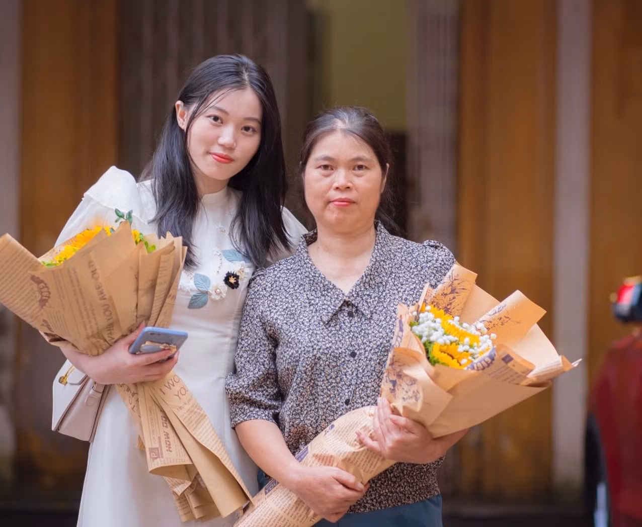 Xuất thân trong gia đình có nhiều anh chị em, từ bé cô gái dân tộc Giáy luôn mơ ước một cuộc sống tốt hơn. Xuất thân trong gia đình có nhiều anh chị em, từ bé cô gái dân tộc Giáy luôn mơ ước một cuộc sống tốt hơn.