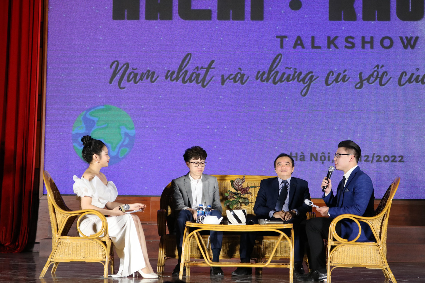 Minh Hiếu dẫn talkshow.