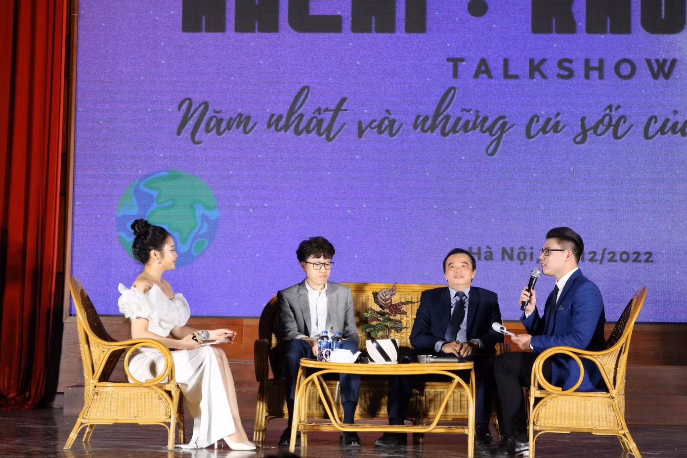 Minh Hiếu dẫn talkshow.