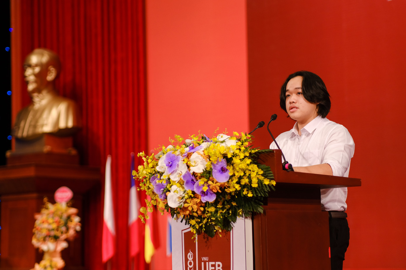 Đại diện cho toàn thể sinh viên khoá mới, thủ khoa Quách Thế Mạnh bày tỏ sự tự hào, vinh dự khi được là một phần của mái nhà chung UEB, xin hứa sẽ tiếp tục cố gắng học tập, tu dưỡng và rèn luyện, viết tiếp trang sử vẻ vang của nhà trường.